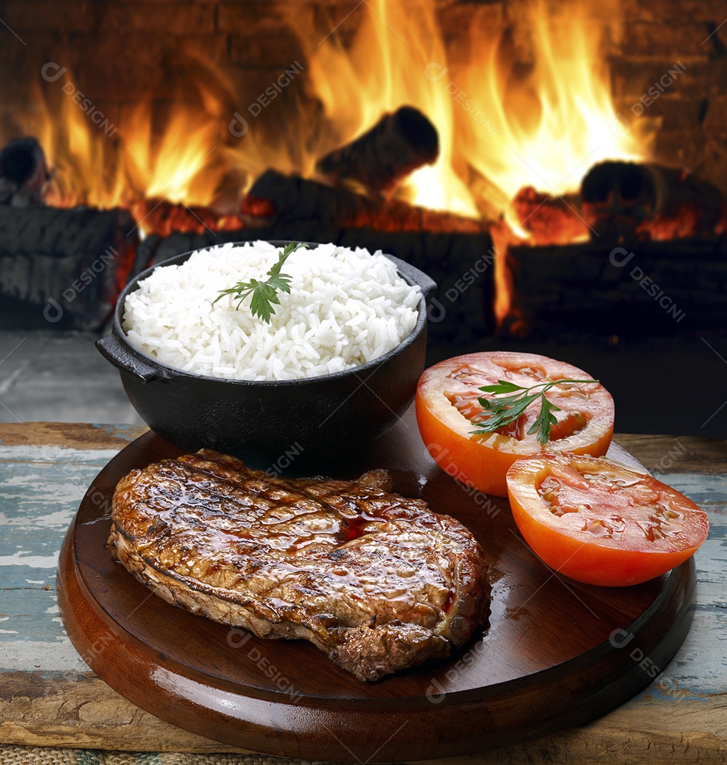 Panela com arroz carne assada e tomates