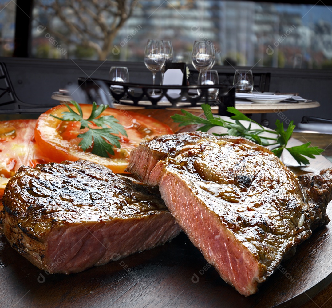 Carne assada mal passado e tomates