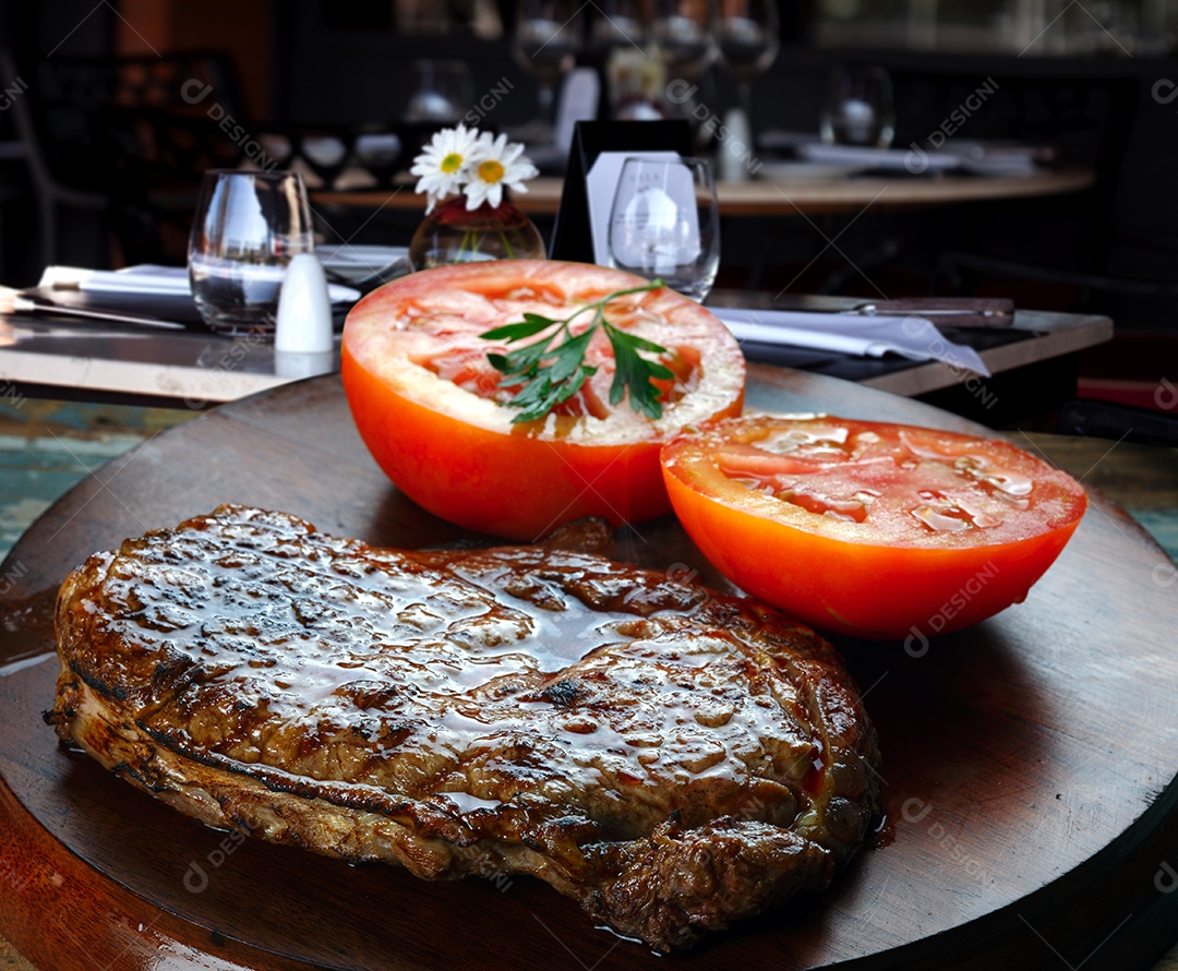 Carne grelhada com tomates