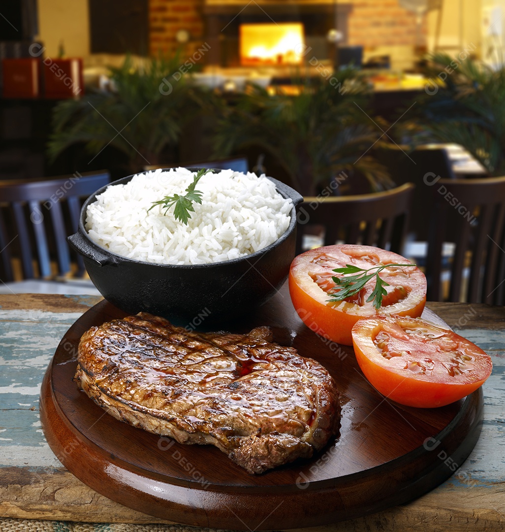 Panela de arroz carne grelhada ao molho e tomate