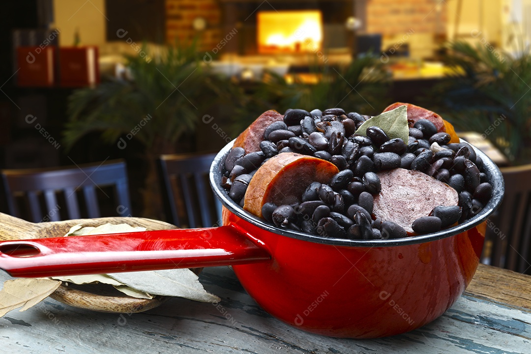 Panela com feijoada deliciosa