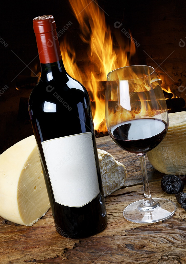 Queijo e vinho sobre uma mesa de madeira