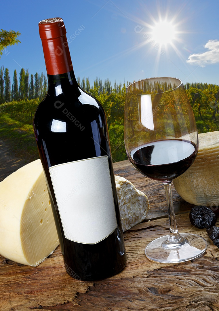 Queijo e vinho sobre uma mesa de madeira