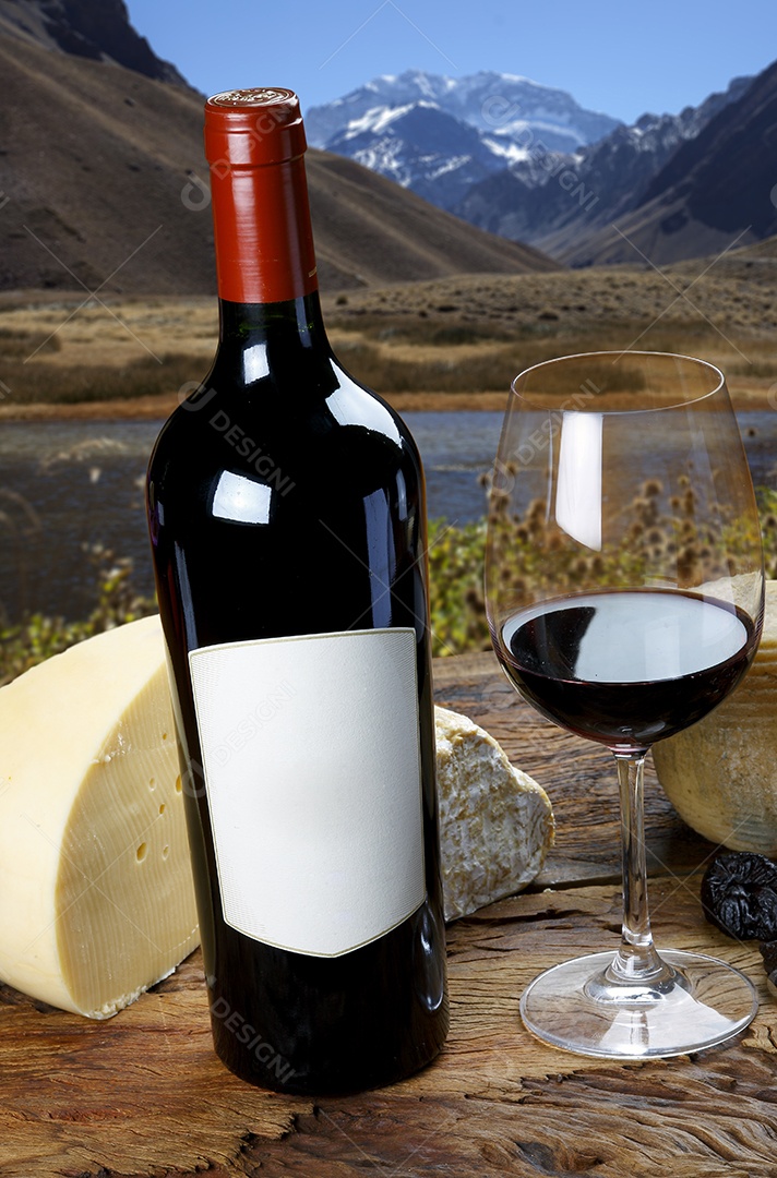 Queijo e vinho sobre uma mesa de madeira