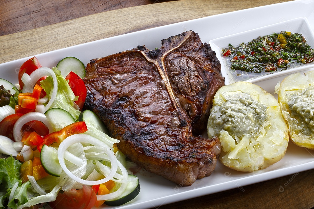 T bone assado com salada e molhos delicioso