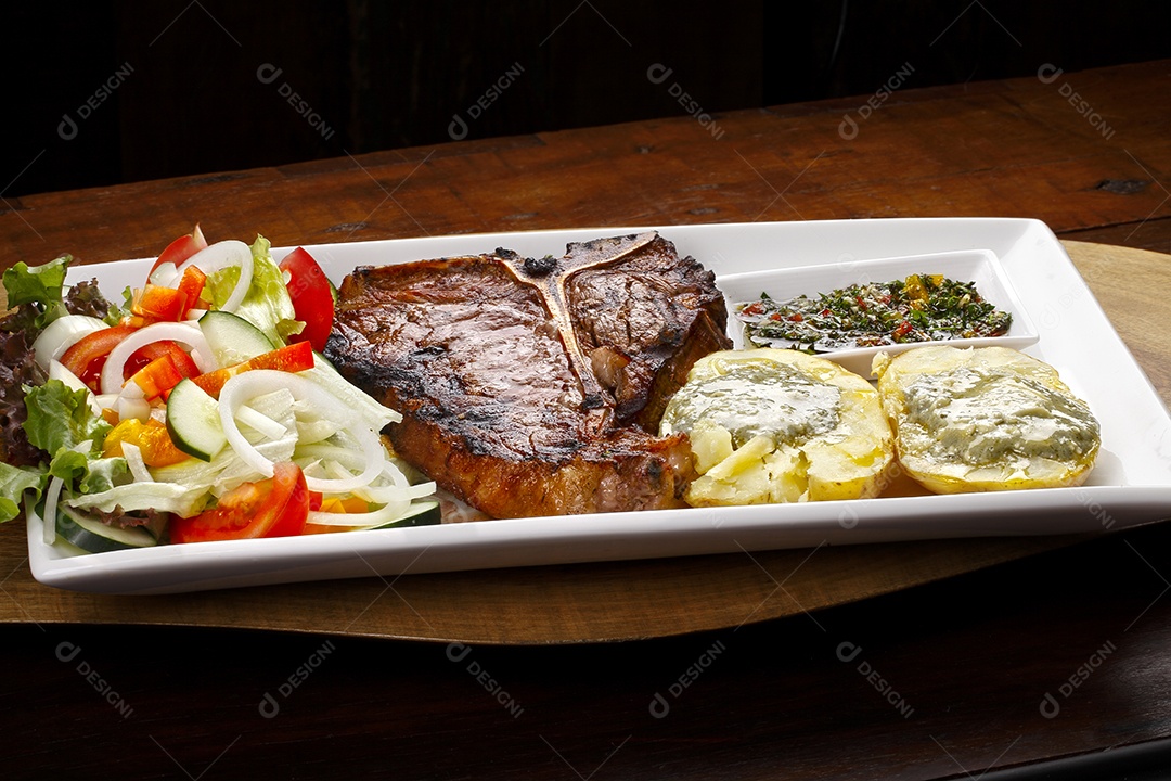 T bone assado com molhos e salada