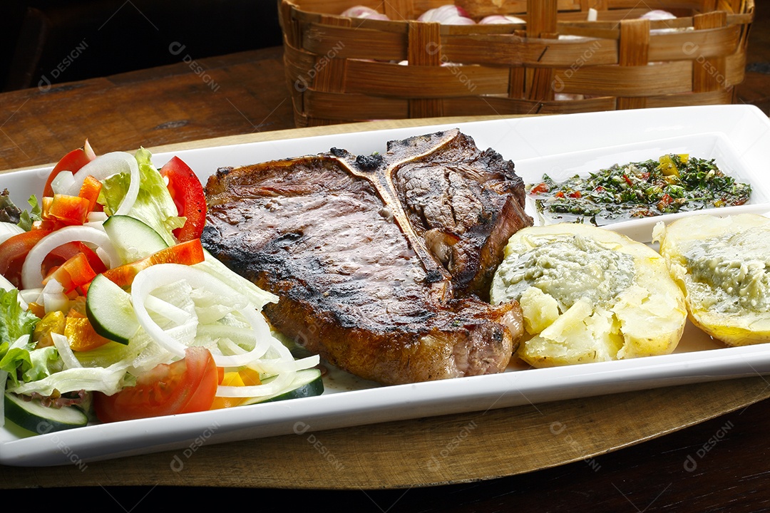 T bone assado com salada e molhos