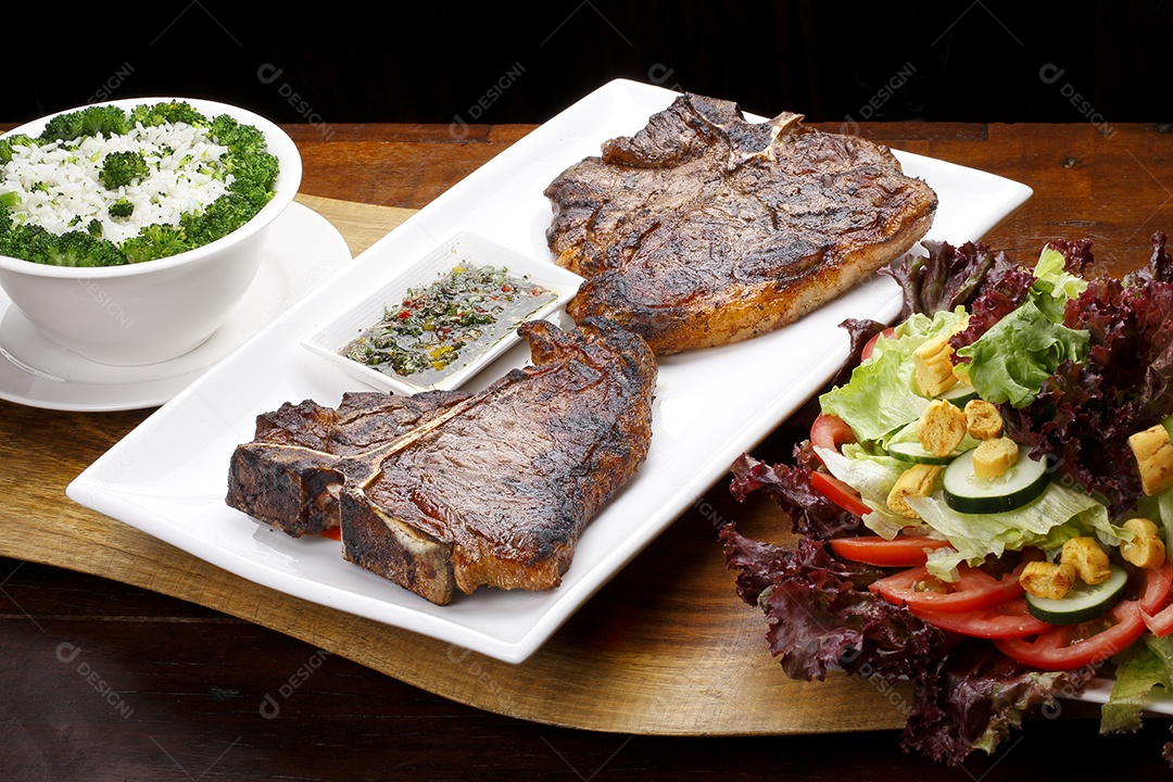 T bone assado com arroz cheiro verde e salada