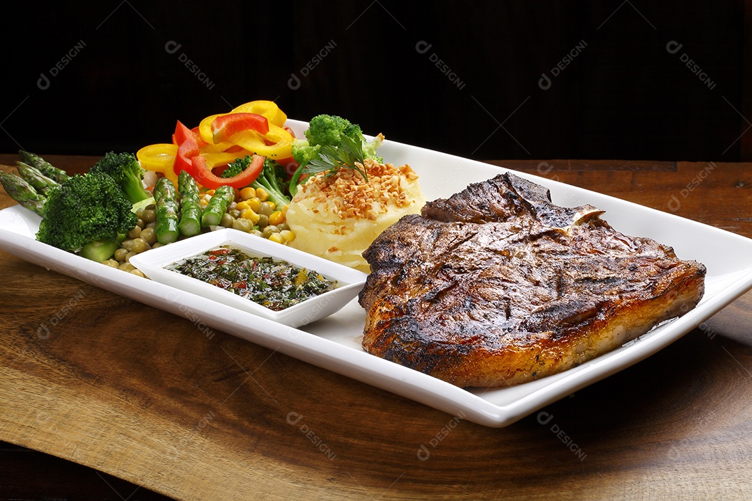 T bone assado com salada e molhos delicioso
