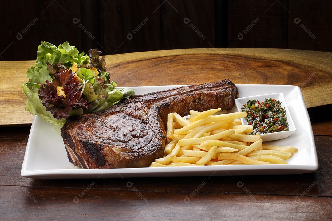Costela churrasco com batatas fritas e molho