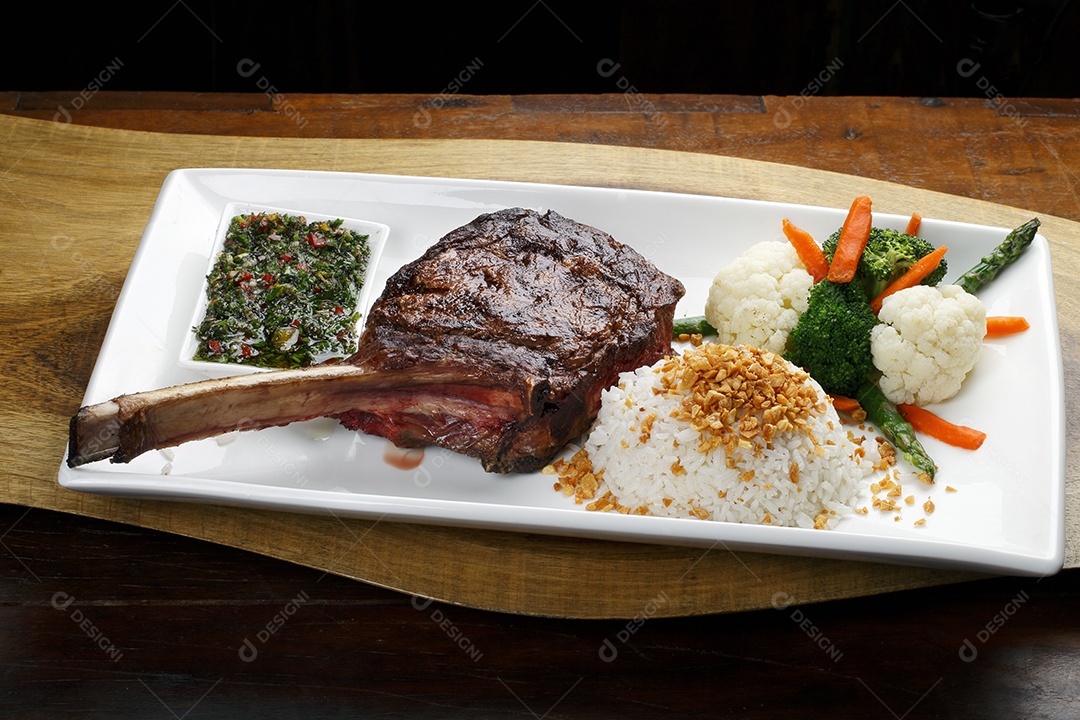 Churrasco de costela arroz salada de legumes e molhos