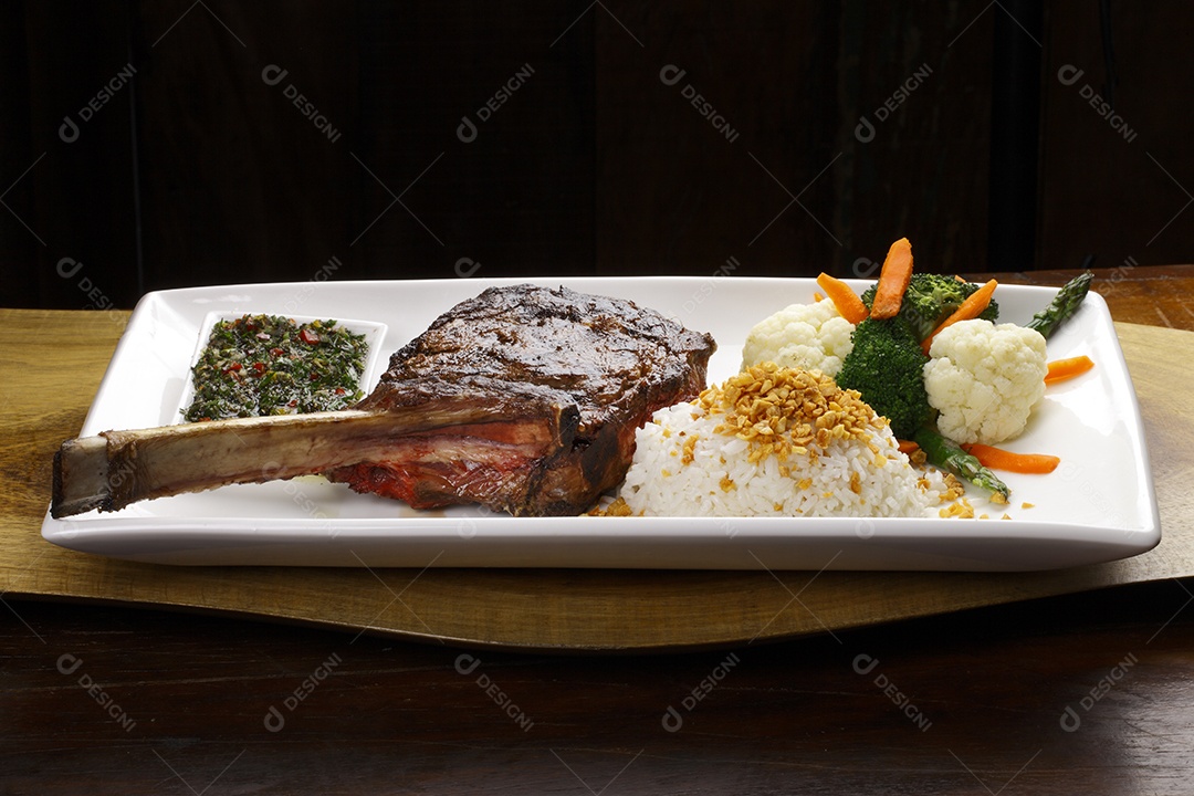 Churrasco de costela e arroz com castanhas e salada de legumes