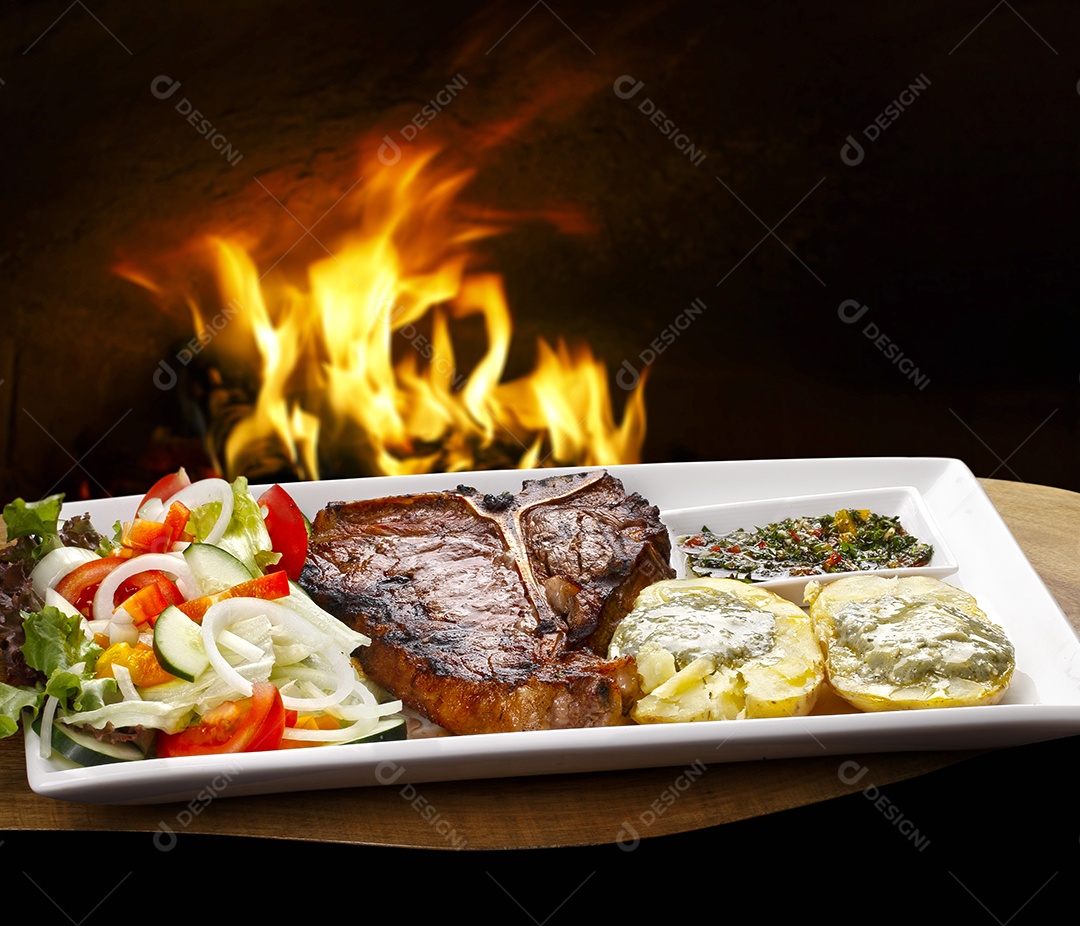 T bone assado com salada e molhos delicioso