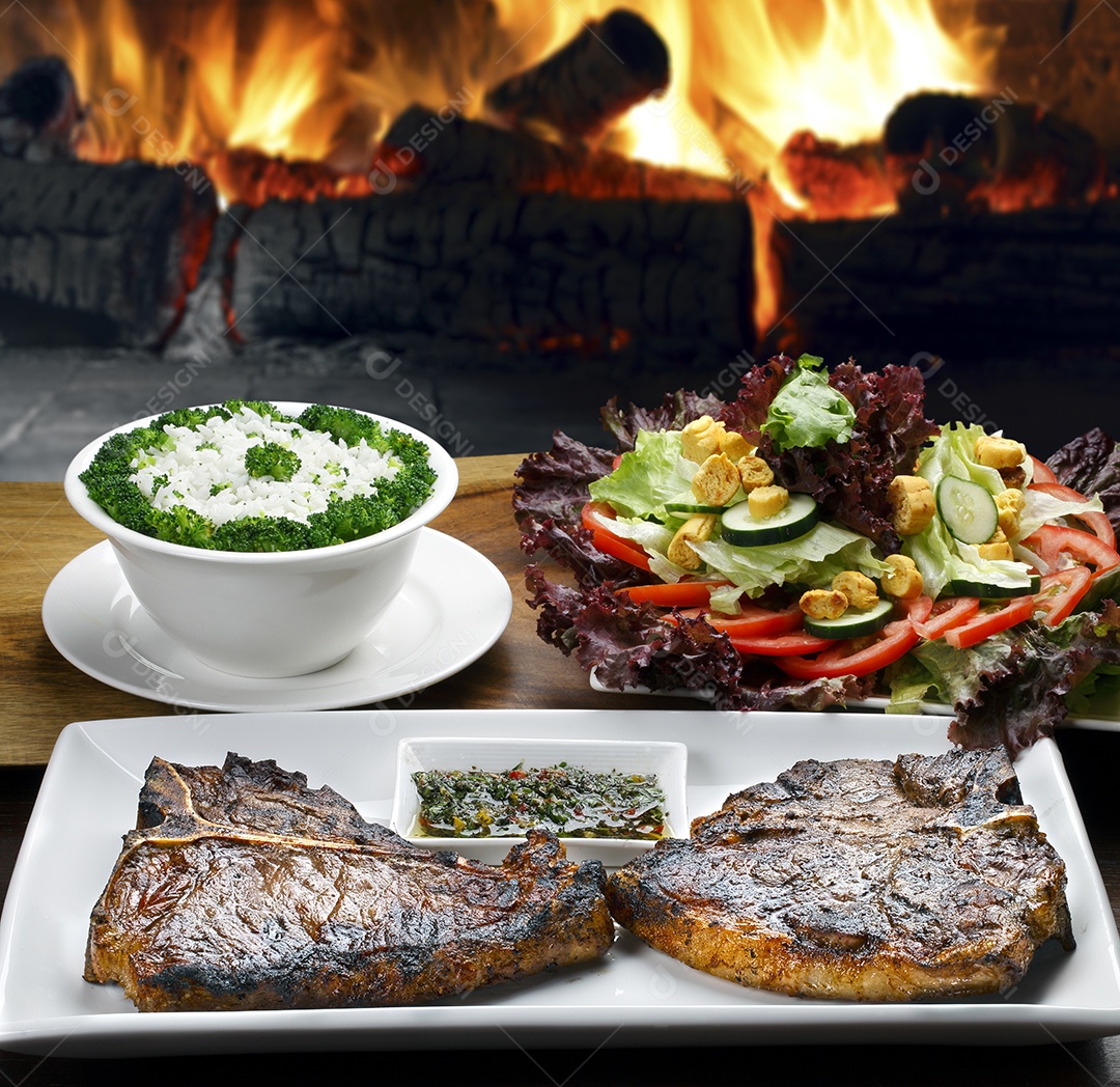 T bone assado com salada e molhos delicioso