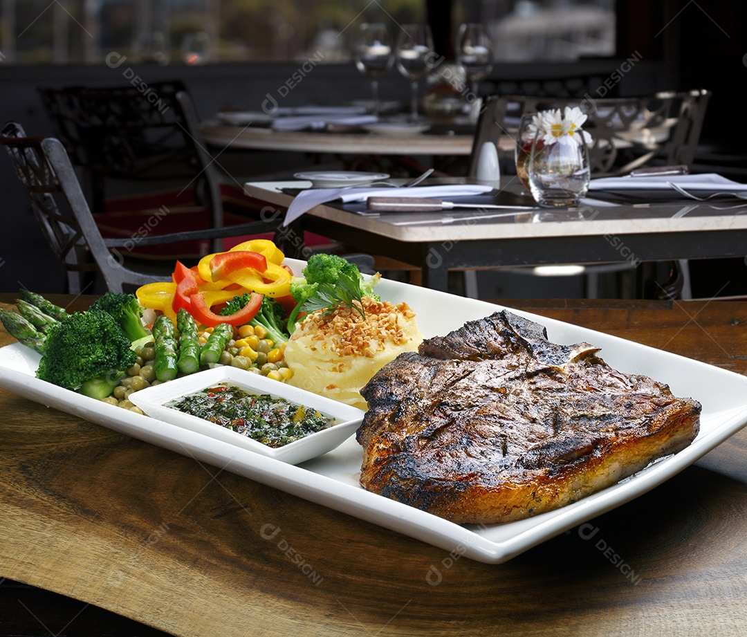 T bone assado com salada e molhos delicioso
