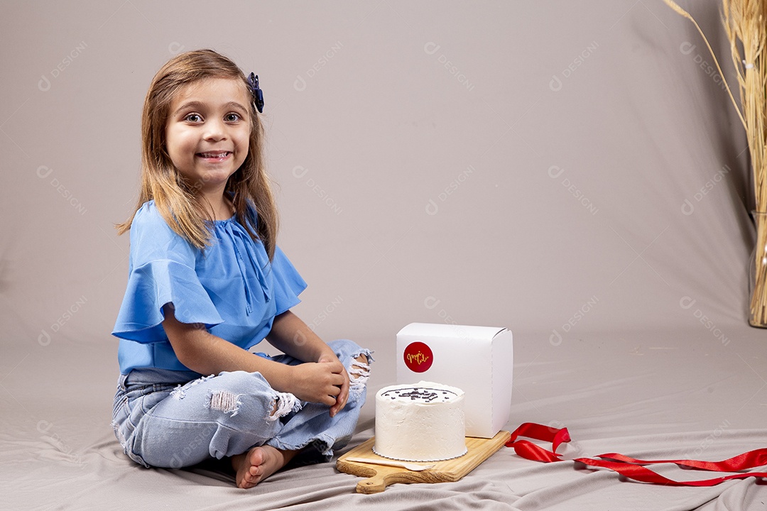 Linda garotinha sorridente com bolo para dia dos pais