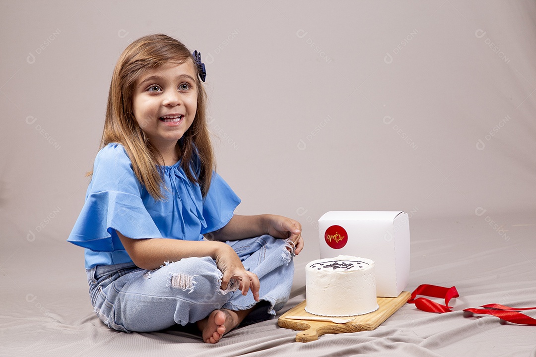 Linda garotinha sorridente com bolo para dia dos pais