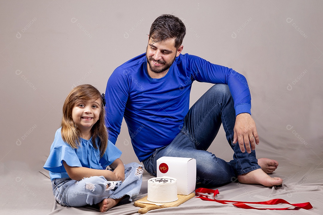 Pai e filha com bolo para comemorar Dia dos Pais