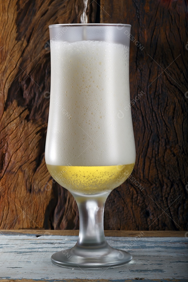 Taça de cerveja gelada com espuma