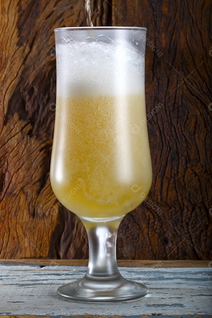 Taça com cerveja gelada