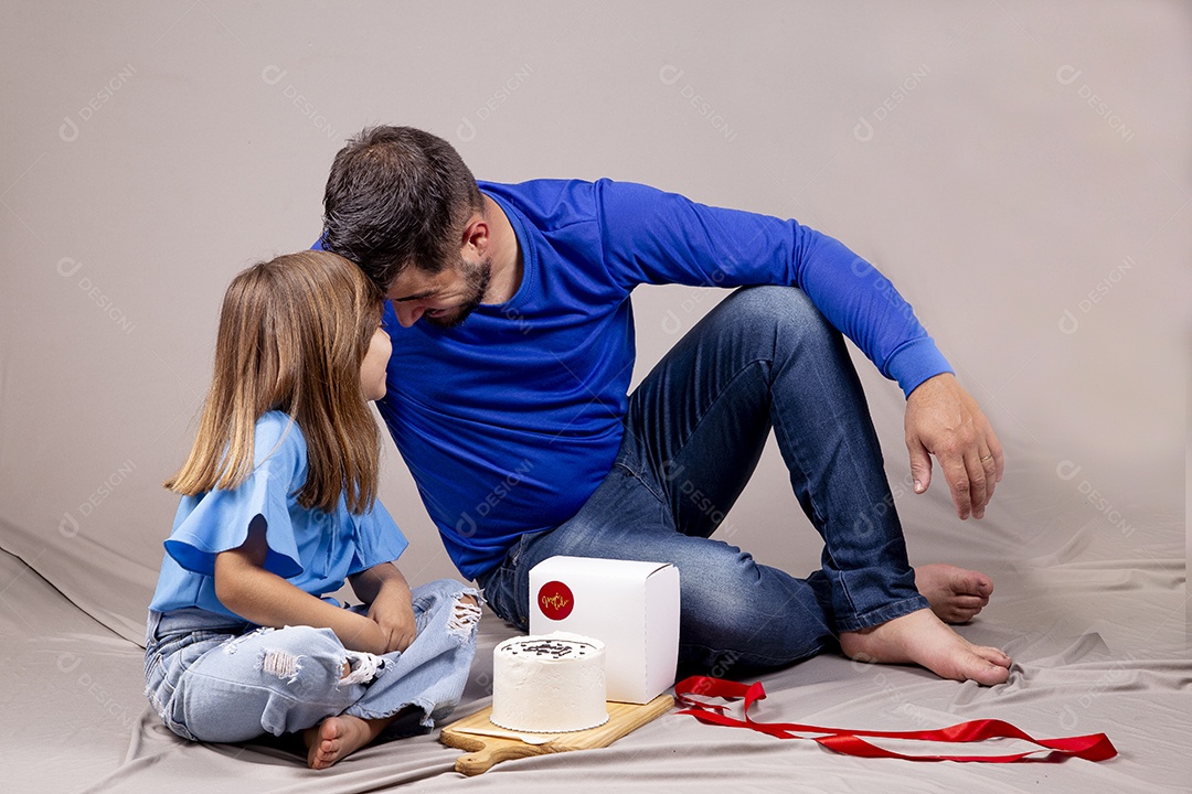 Pai e filha com bolo para comemorar Dia dos Pais
