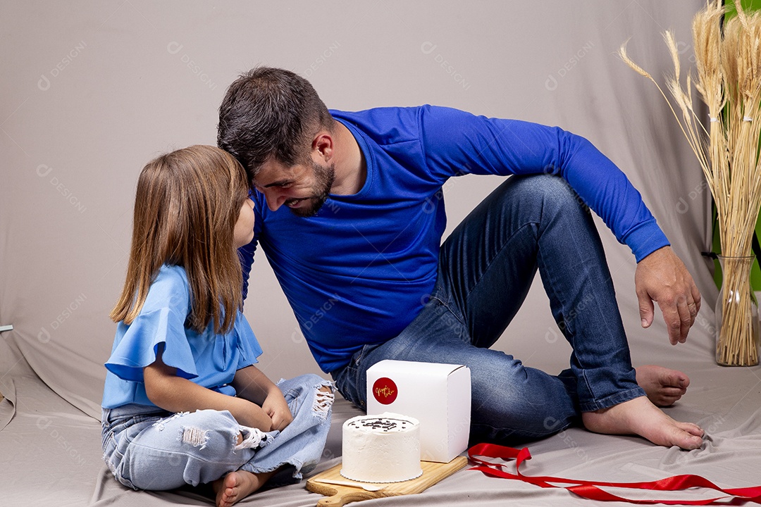 Pai e filha com bolo para comemorar Dia dos Pais