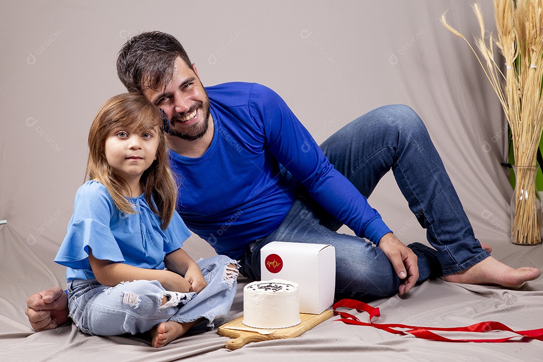 Pai e filha com bolo para comemorar Dia dos Pais