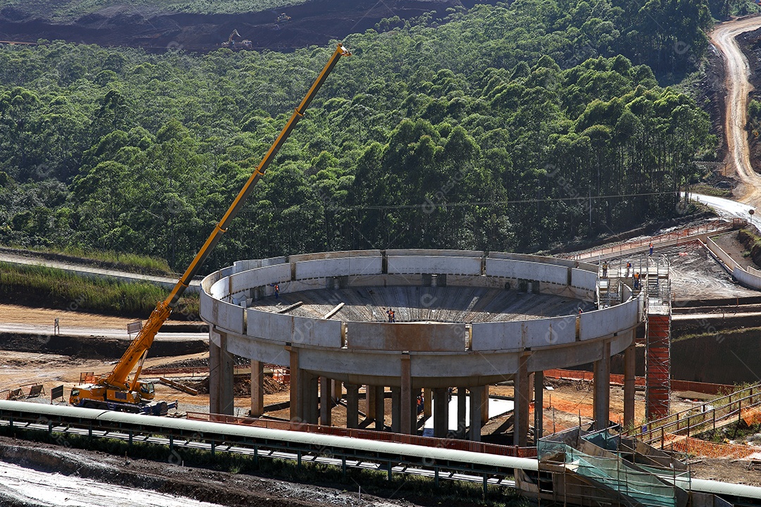 Construção com fundo de uma mata
