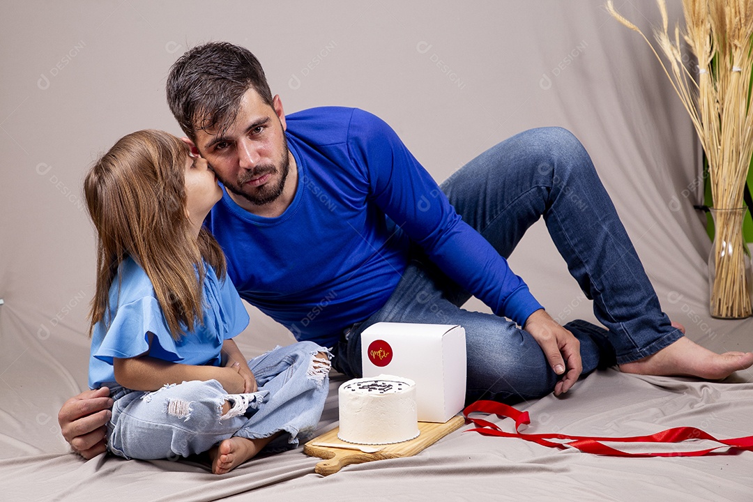 Pai e filha com bolo para comemorar Dia dos Pais