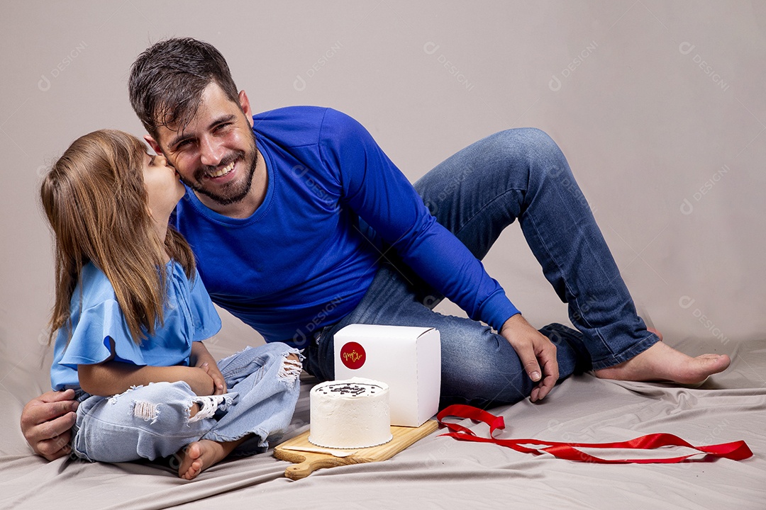 Pai e filha com bolo para comemorar Dia dos Pais