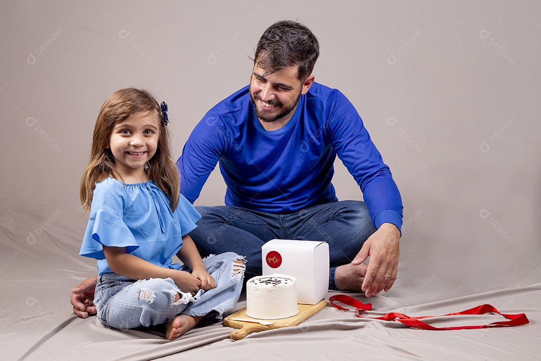 Pai e filha com bolo para comemorar Dia dos Pais