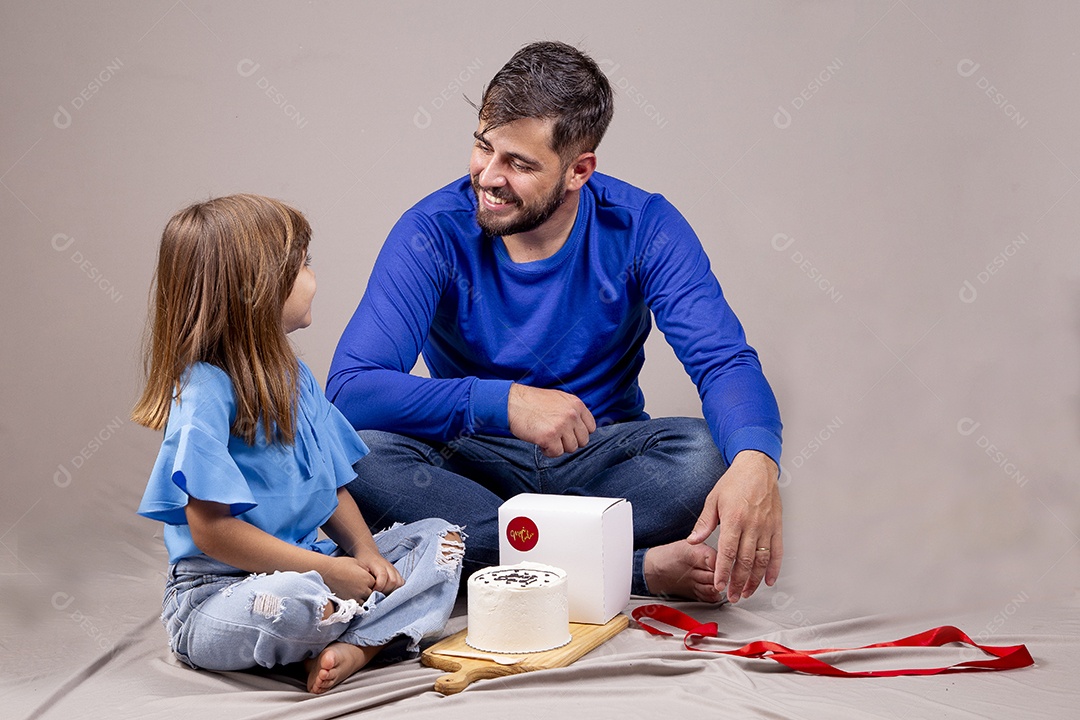 Pai e filha com bolo para comemorar Dia dos Pais
