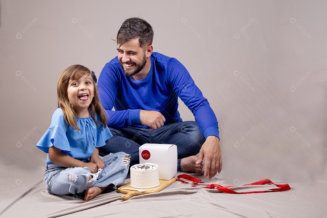 Pai e filha com bolo para comemorar Dia dos Pais