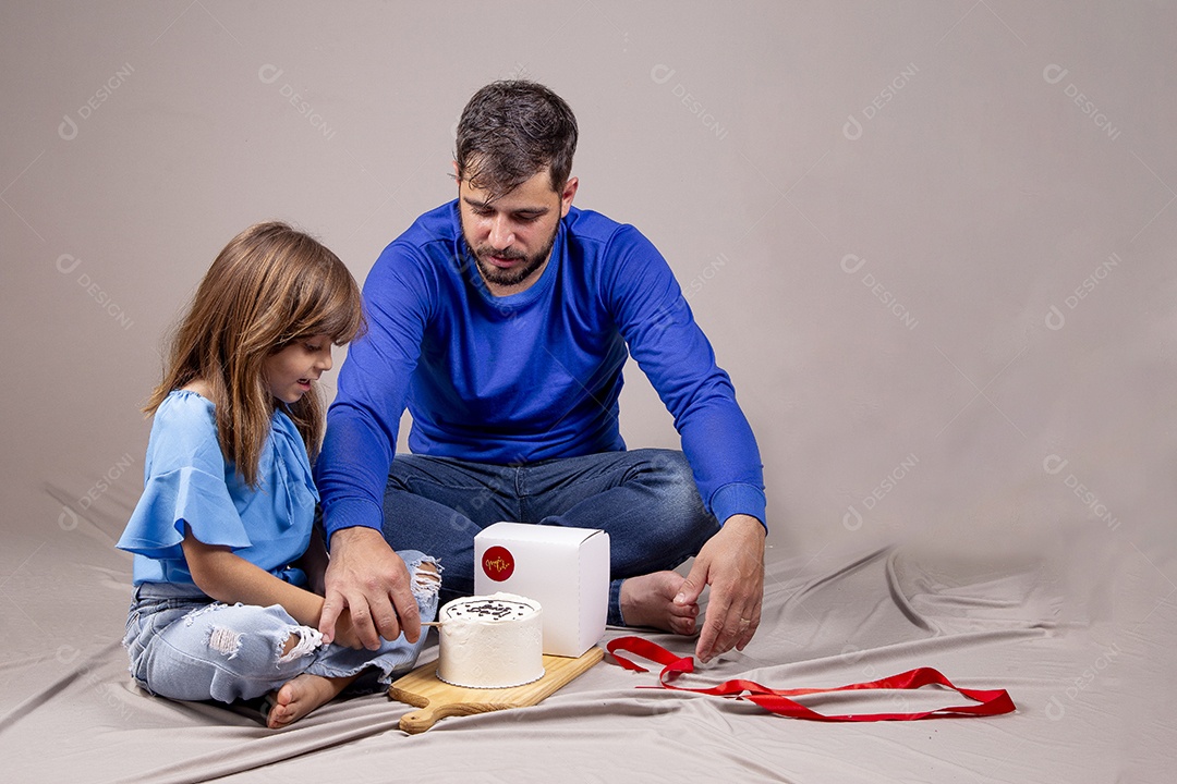 Pai e filha com bolo para comemorar Dia dos Pais