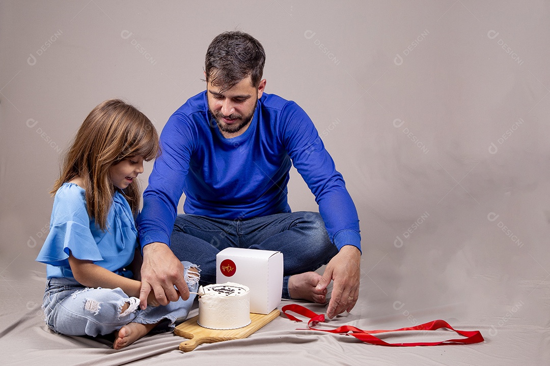 Pai e filha com bolo para comemorar Dia dos Pais