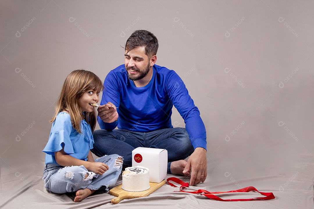 Pai e filha com bolo para comemorar Dia dos Pais
