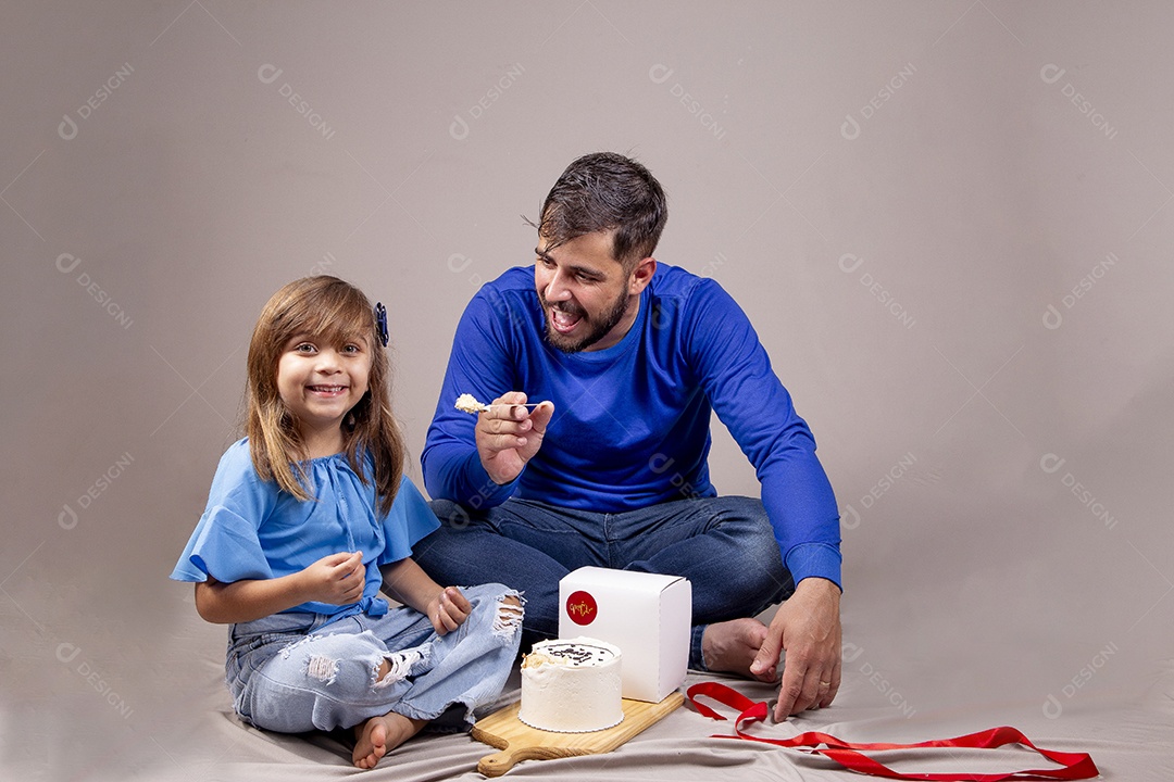 Pai e filha com bolo para comemorar Dia dos Pais