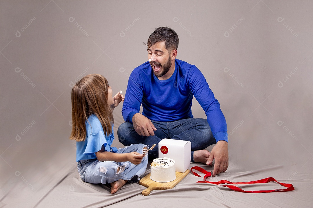 Pai e filha com bolo para comemorar Dia dos Pais