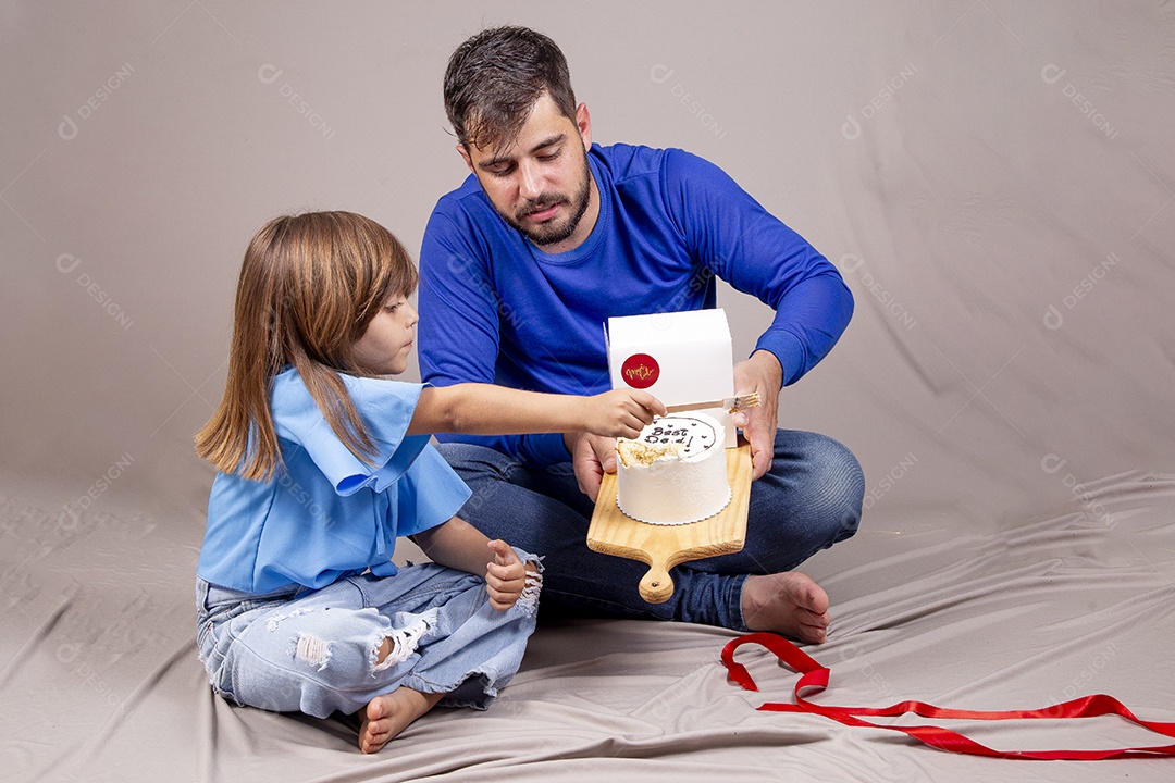 Pai e filha com bolo para comemorar Dia dos Pais