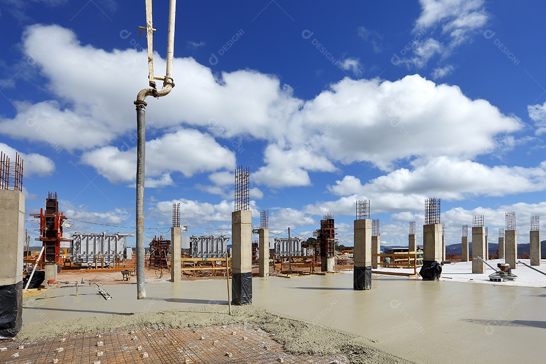 Construção civil sobre fundo de céu