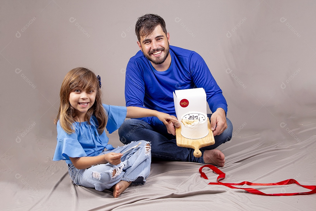 Pai e filha com bolo para comemorar Dia dos Pais