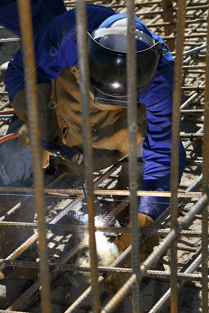 Homem fazendo serviço de soldagem