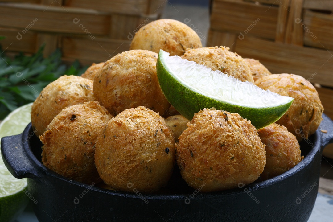 Bolo de bacalhau com limão