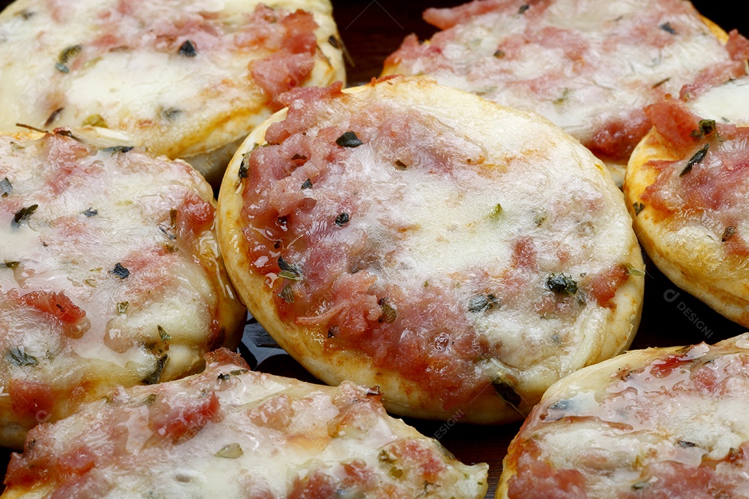 Mini pizzas de calabresa ralada deliciosa