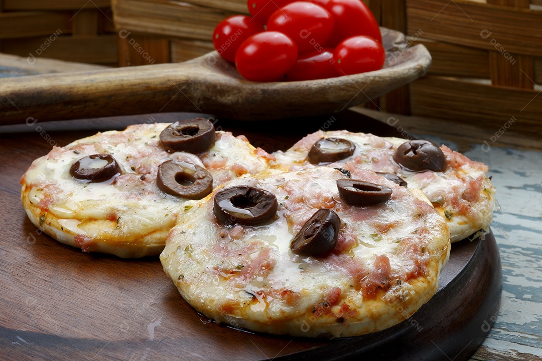 Mini pizzas de calabresa ralada deliciosa