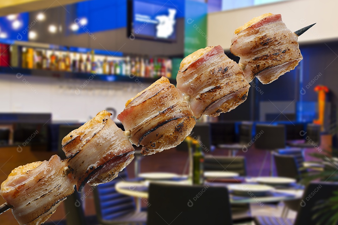 Espetinho de frango com bacon assado