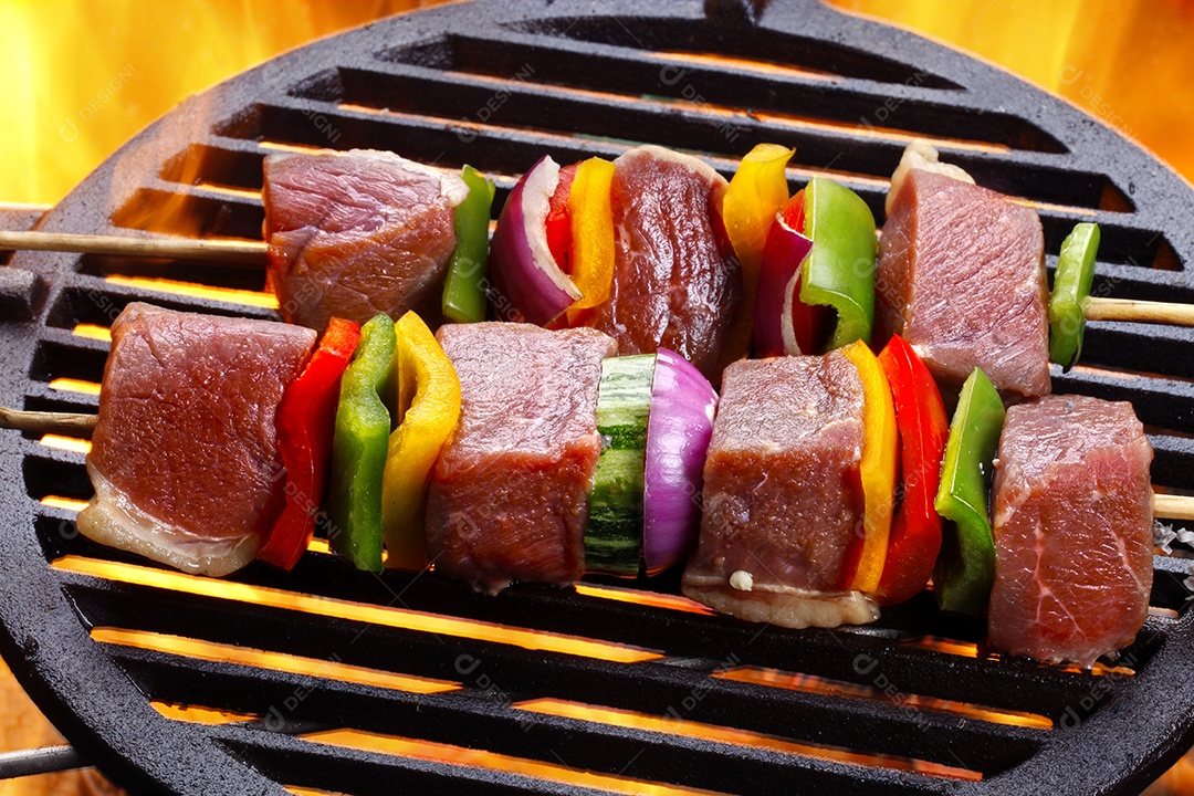 Espetinhos de carne com legumes