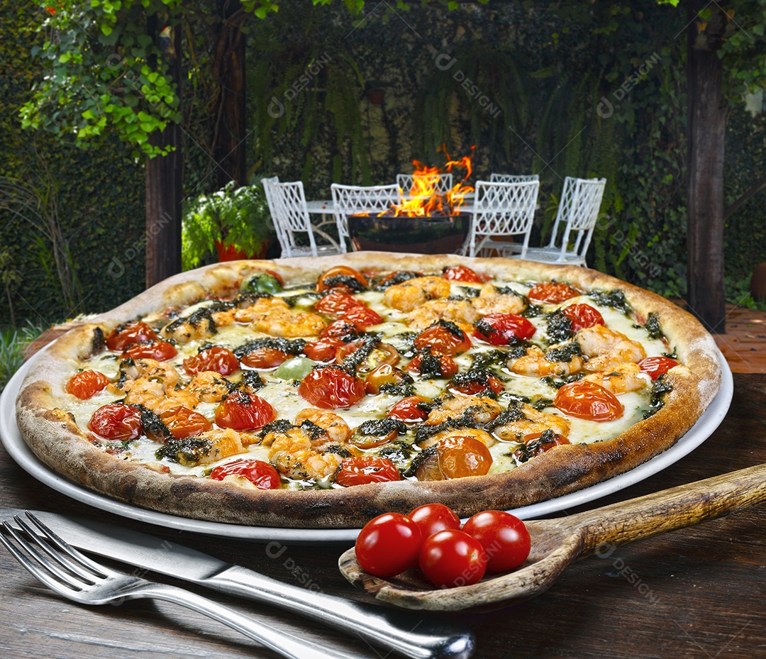 Pizza de camarão com queijo e tomate