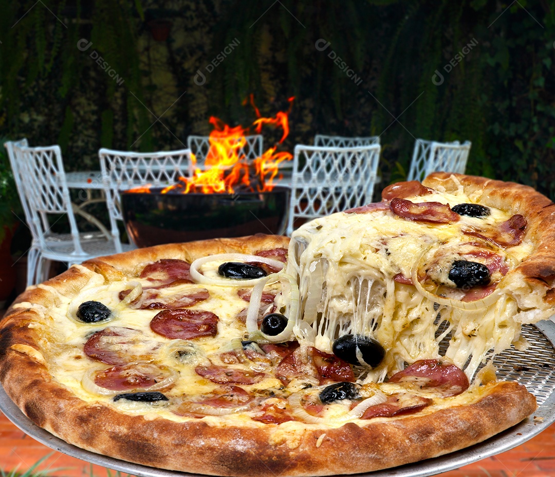 Fatia de pizza de calabresa com azeitona