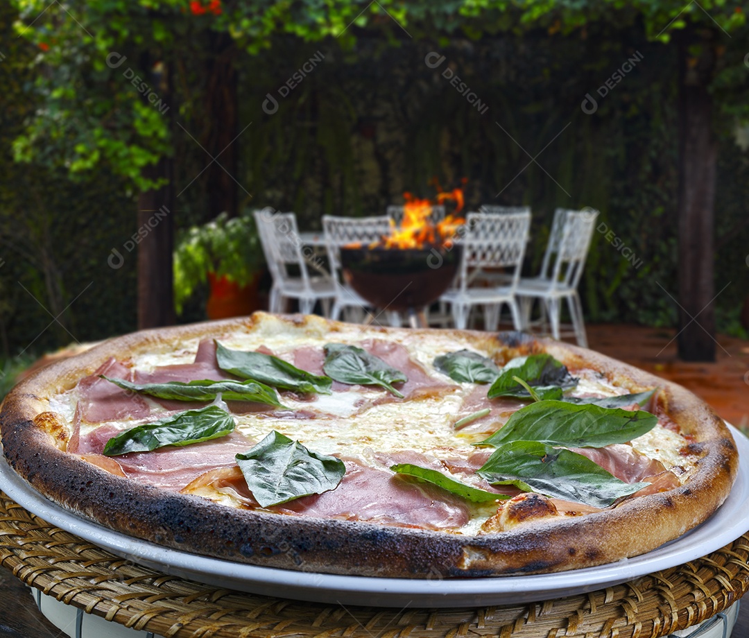 Pizza de presunto e folhas com queijo